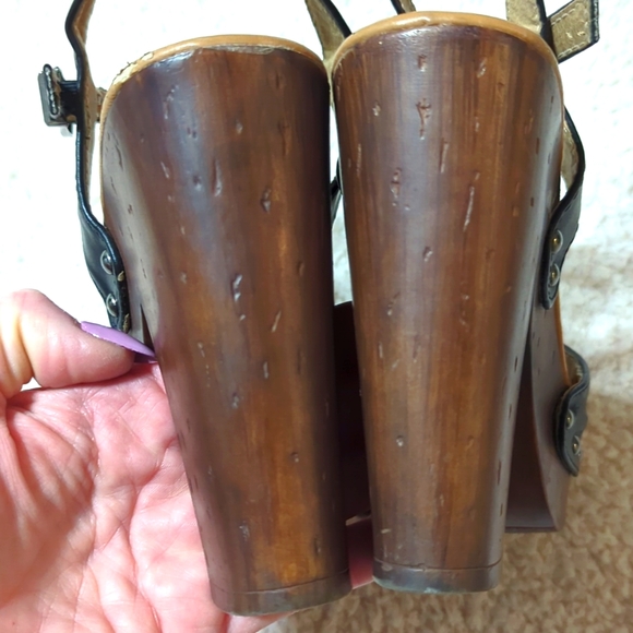 Riveted Platform T-Strap Wood Sandals - Picture 3 of 7